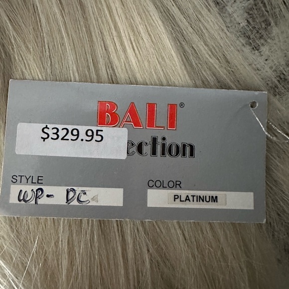 Platinum Beautiful Wig 22 inches - Picture 5 of 8